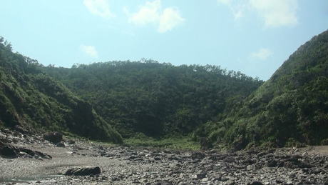 宇嘉川の河口で作業員が測量。そこで観察したチョウチョ。　（2016年10月27日～29日、国頭村安波）