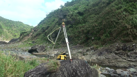 宇嘉川の河口で作業員が測量。そこで観察したチョウチョ。　（2016年10月27日～29日、国頭村安波）
