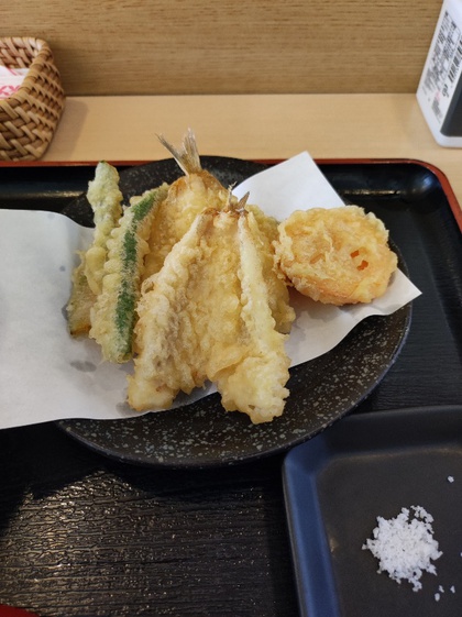 ★特等席で、天ぷらうどん(冷やし)を食べる ★特等席で、天ぷらうどん(冷やし)を食べる