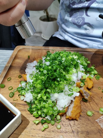 ★スープ、ピクルス、ご飯がお代わり自由の店で牛レアカツ ★スープ、ピクルス、ご飯がお代わり自由の店で牛レアカツ