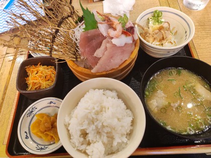 ★秋晴れの中を歩いて刺身定食ランチ ★秋晴れの中を歩いて刺身定食ランチ