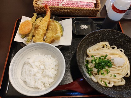 ★天丼も食べたくて、天ぷらうどんに小ご飯を付けた ★天丼も食べたくて、天ぷらうどんに小ご飯を付けた