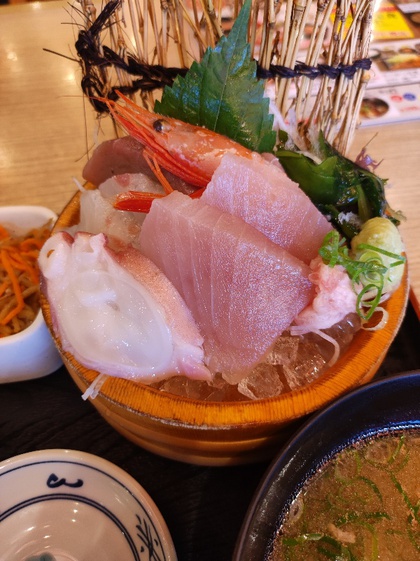 ★居酒屋さんのランチ営業で豪華な刺身定食 ★居酒屋さんのランチ営業で豪華な刺身定食
