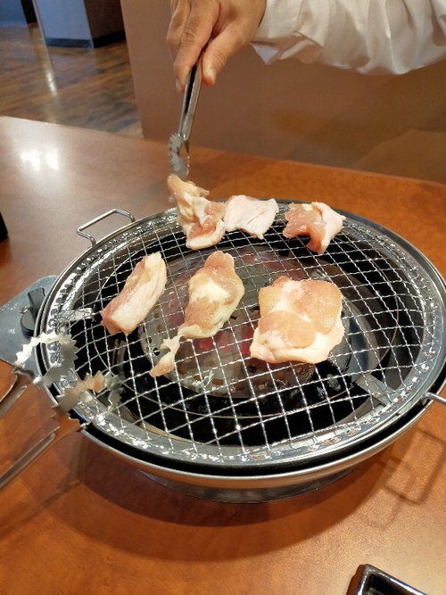 ★ぐすーじさびら、寒い日は焼肉コンロで暖を取る ★ぐすーじさびら、寒い日は焼肉コンロで暖を取る