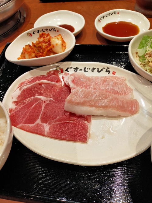 ★ぐすーじさびら、寒い日は焼肉コンロで暖を取る ★ぐすーじさびら、寒い日は焼肉コンロで暖を取る