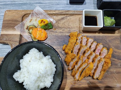 ★スープ、ピクルス、ご飯がお代わり自由の店で牛レアカツ ★スープ、ピクルス、ご飯がお代わり自由の店で牛レアカツ