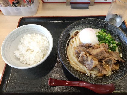 ★味クーターの牛肉玉子うどんと小ライス ★味クーターの牛肉玉子うどんと小ライス