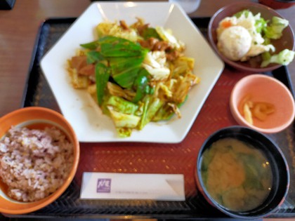 ★宇宙人のような人参を見たあとに、キャベツたっぷりランチ ★宇宙人のような人参を見たあとに、キャベツたっぷりランチ