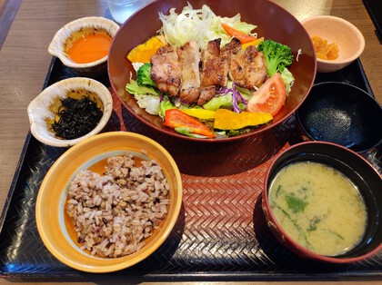 ★野菜たっぷりのバジルチキン定食ランチ ★野菜たっぷりのバジルチキン定食ランチ