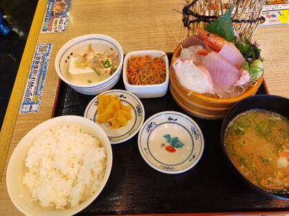 ★居酒屋さんのランチ営業で豪華な刺身定食 ★居酒屋さんのランチ営業で豪華な刺身定食