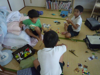 楽しそうに遊ぶ男軍団