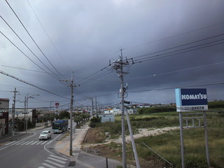 やっぱ、雨降るよね~(。-ω-))フルフル