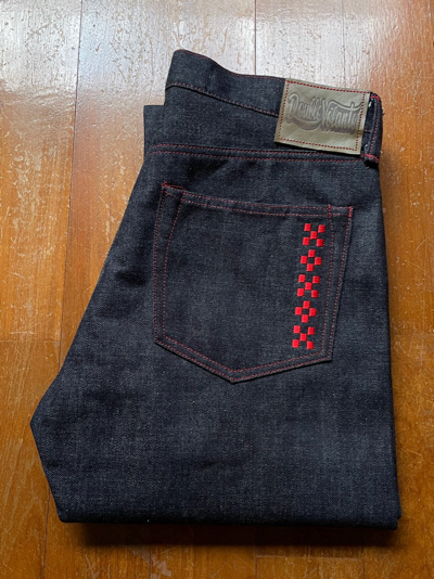 沖縄を感じる刺繍をバックポケットに。 沖縄を感じる刺繍をバックポケットに。