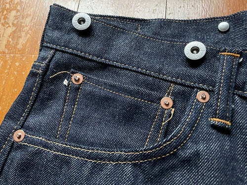 セルビッチ付きのバックポケット(片ポケットパンツ) セルビッチ付きのバックポケット(片ポケットパンツ)