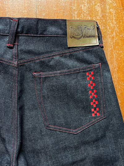 沖縄を感じる刺繍をバックポケットに。 沖縄を感じる刺繍をバックポケットに。
