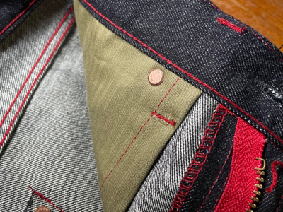 沖縄を感じる刺繍をバックポケットに。 沖縄を感じる刺繍をバックポケットに。