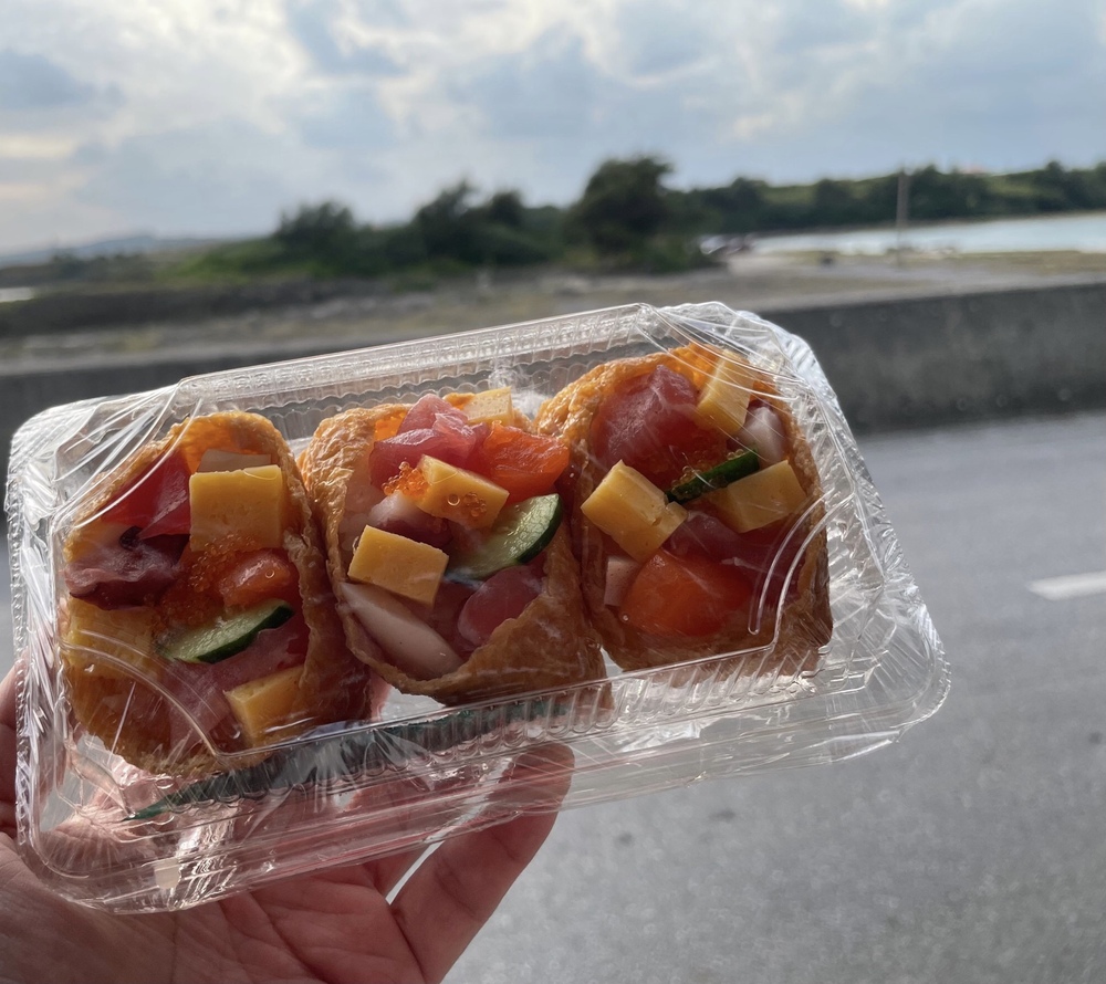 奥武島魚めし 海鮮いなり‼️1個100円 驚き価格∑(゚Д゚) 奥武島魚めし 海鮮いなり‼️1個100円 驚き価格∑(゚Д゚)