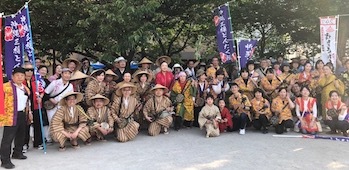 どんたくは、演舞台も、パレードも! どんたくは、演舞台も、パレードも!