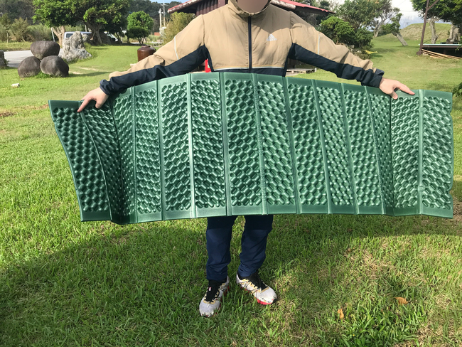 コンパクトに折りたためる キャンプ用品に必須!テントの中に敷くフォームマット コンパクトに折りたためる キャンプ用品に必須!テントの中に敷くフォームマット