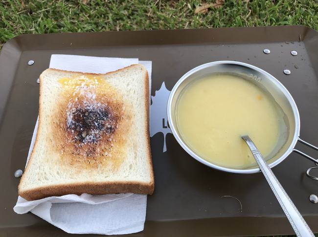 アウトドアの簡単朝食に食パン&レトルトコーンスープ アウトドアの簡単朝食に食パン&レトルトコーンスープ