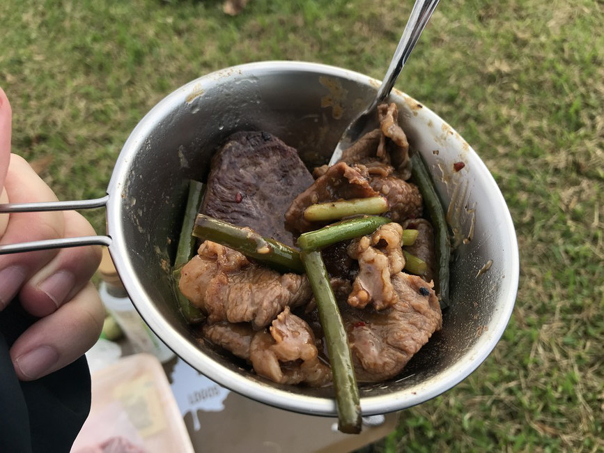 ソロキャンプでひとり昼食作りをしている様子 ソロキャンプでひとり昼食作りをしている様子