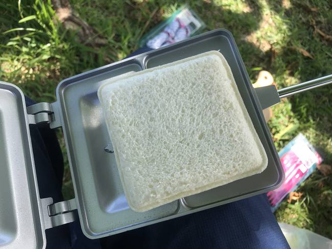 アウトドアの簡単調理!ホットサンドメーカーでポケットランチをはさんで焼いてみた アウトドアの簡単調理!ホットサンドメーカーでポケットランチをはさんで焼いてみた