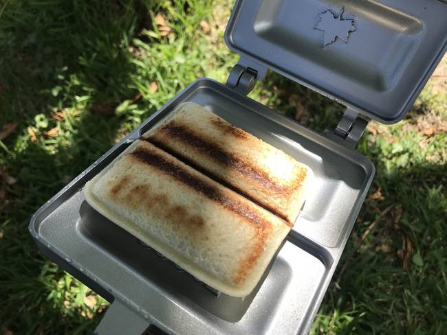 アウトドアの簡単調理!ホットサンドメーカーでポケットランチをはさんで焼いてみた アウトドアの簡単調理!ホットサンドメーカーでポケットランチをはさんで焼いてみた