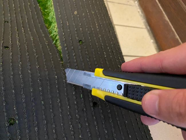 カッターで好きなサイズに簡単にカットできる人工芝 カッターで好きなサイズに簡単にカットできる人工芝