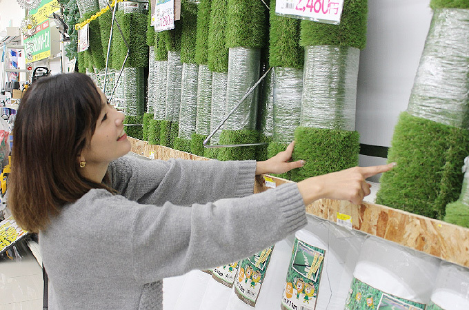 輸入商品紹介!人工芝を敷くだけで、ベランダがいつもと変わった雰囲気に様変わり♪ 人工芝を敷くだけでベランダがいつもと変わった雰囲気に様変わり♪