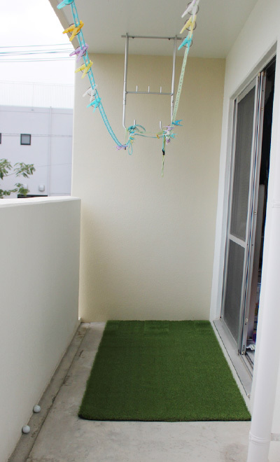 輸入商品紹介!人工芝を敷くだけで、ベランダがいつもと変わった雰囲気に様変わり♪ 人工芝を敷くだけでベランダがいつもと変わった雰囲気に様変わり♪