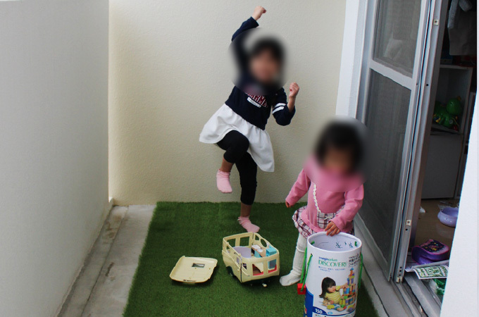 輸入商品紹介!人工芝を敷くだけで、ベランダがいつもと変わった雰囲気に様変わり♪ 人工芝を敷くだけでベランダがいつもと変わった雰囲気に様変わり♪
