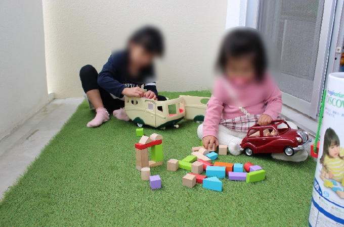輸入商品紹介!人工芝を敷くだけで、ベランダがいつもと変わった雰囲気に様変わり♪ 人工芝を敷くだけでベランダがいつもと変わった雰囲気に様変わり♪