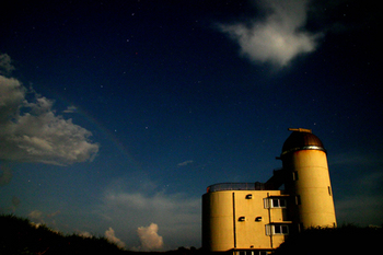 虹と北斗七星と観測タワー from 照島荘・ホシさん