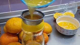 レモン絞り器で蜜柑ジュースを! レモン絞り器で蜜柑ジュースを!