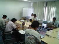 総会議中です