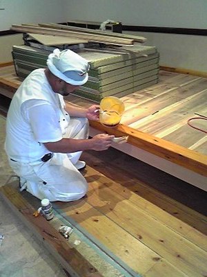 ニス塗り作業!