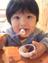 お口直しの”お団子”を食べるたーちゃん!