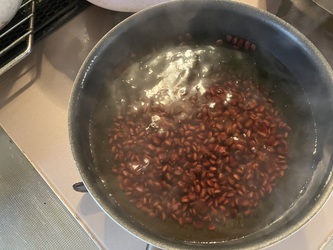 また寒くなり、小豆煮る また寒くなり、小豆煮る