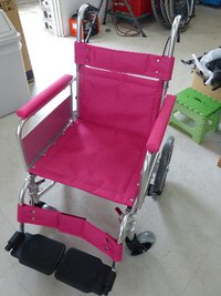 ピンクの車椅子