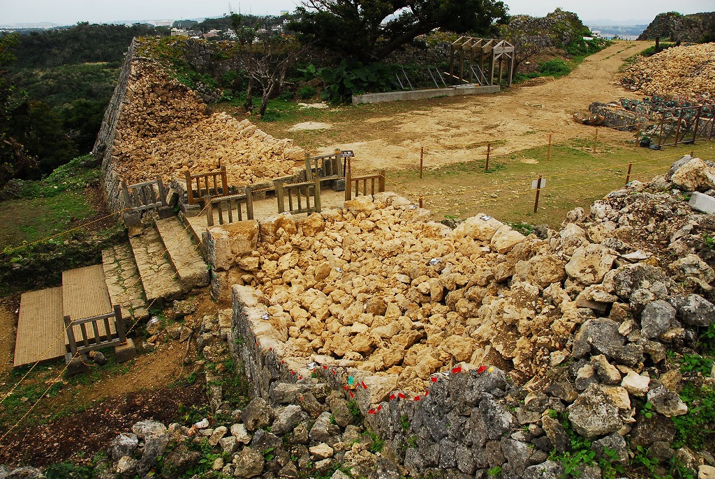 世界遺産・中城城跡のアーチ門のビフォーアフター 世界遺産・中城城跡のアーチ門のビフォーアフター