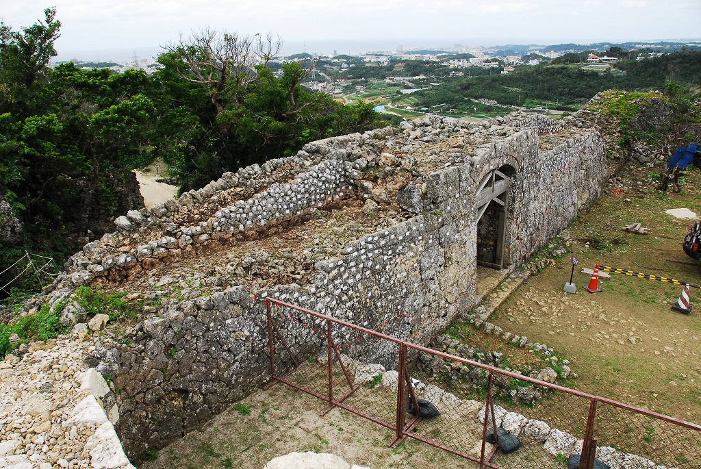 世界遺産・中城城跡のアーチ門のビフォーアフター 世界遺産・中城城跡のアーチ門のビフォーアフター