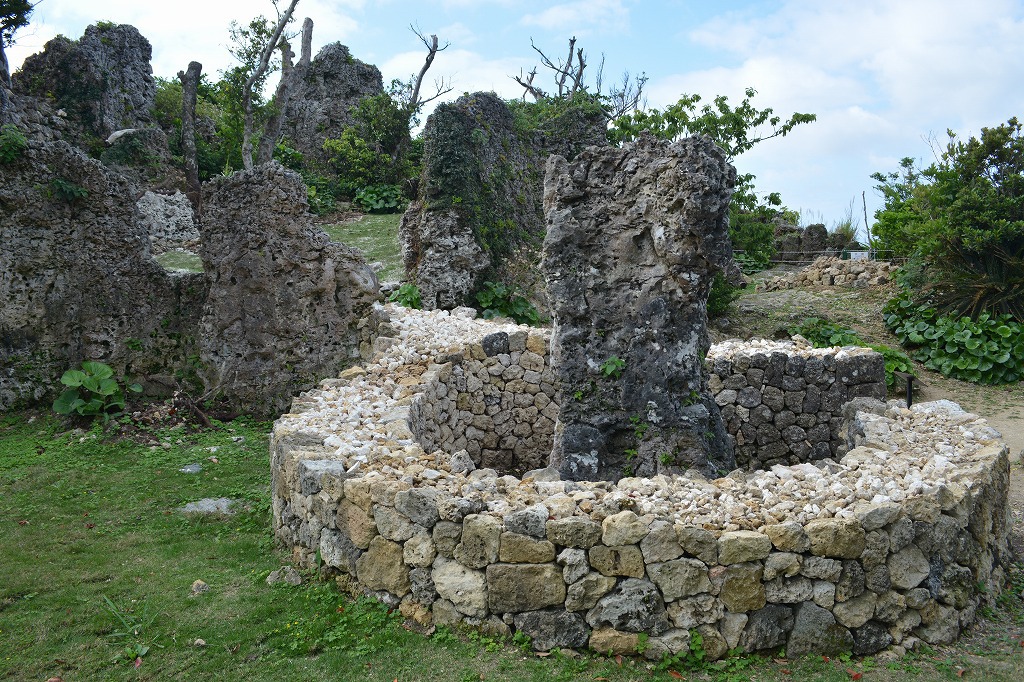 世界遺産・中城城跡のアーチ門のビフォーアフター 世界遺産・中城城跡のアーチ門のビフォーアフター