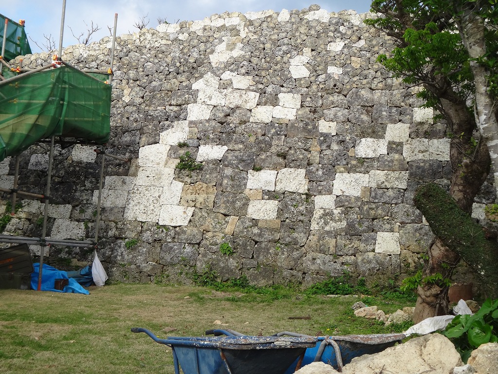 世界遺産・中城城跡のアーチ門のビフォーアフター 世界遺産・中城城跡のアーチ門のビフォーアフター