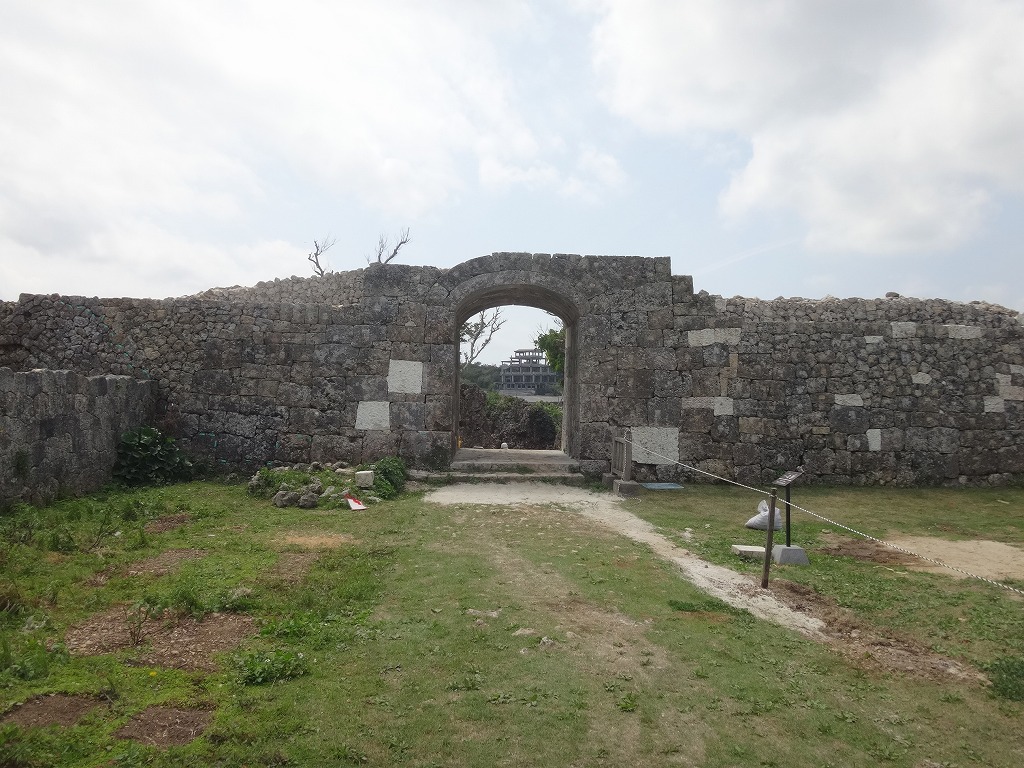 世界遺産・中城城跡のアーチ門のビフォーアフター 世界遺産・中城城跡のアーチ門のビフォーアフター