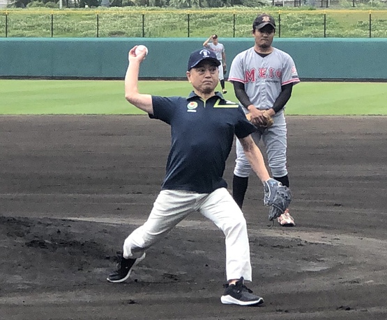 第107回九州地区大学野球選手権南部九州ブロック大会・沖縄地区予選 開会式・記念品贈呈・始球式 第107回九州地区大学野球選手権南部九州ブロック大会・沖縄地区予選 開会式・記念品贈呈・始球式