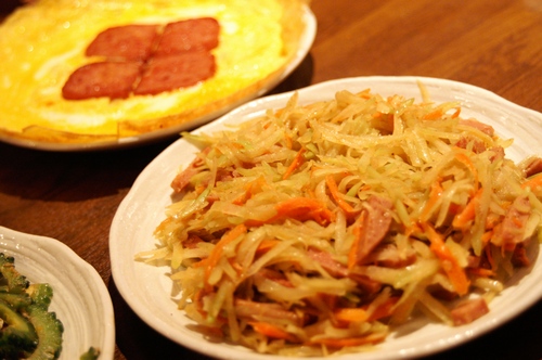 沖縄料理とインド料理の店やいま:伊良皆高吉三線ライブ♪前編。