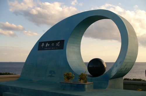 喜屋武岬 平和の塔と平和祈念公園 平和の礎(いしじ)。