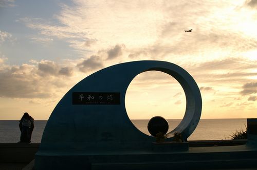 喜屋武岬 平和の塔と平和祈念公園 平和の礎(いしじ)。