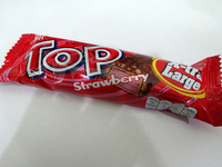 タイで売っていたチョコバー「TOP」のイチゴ味を食べてみた。