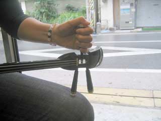 カラクイ（糸巻き）の廻し方